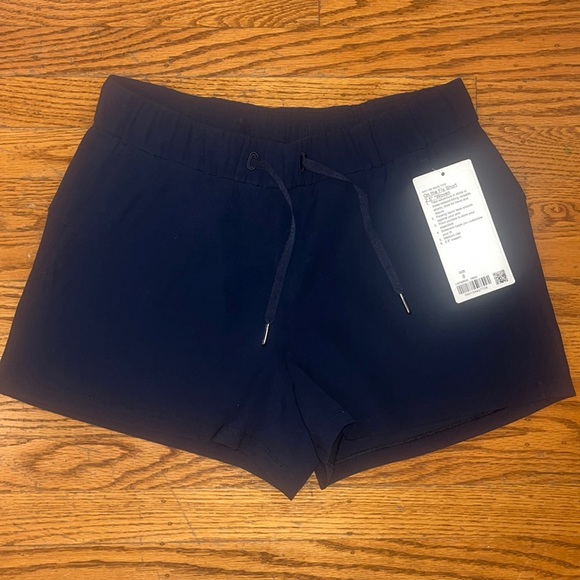 lululemon athletica Pants - Lululemon On The Fly Short 2.5” Size 8 NWT